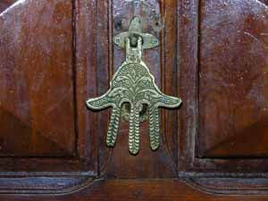 La mano di fatima, presente su molte porte