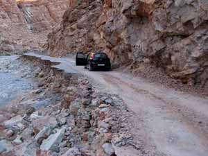 Strada distrutta dall'alluvione.
           Gole del Todra