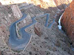 Strada tortuosa nella Valle de Dades
